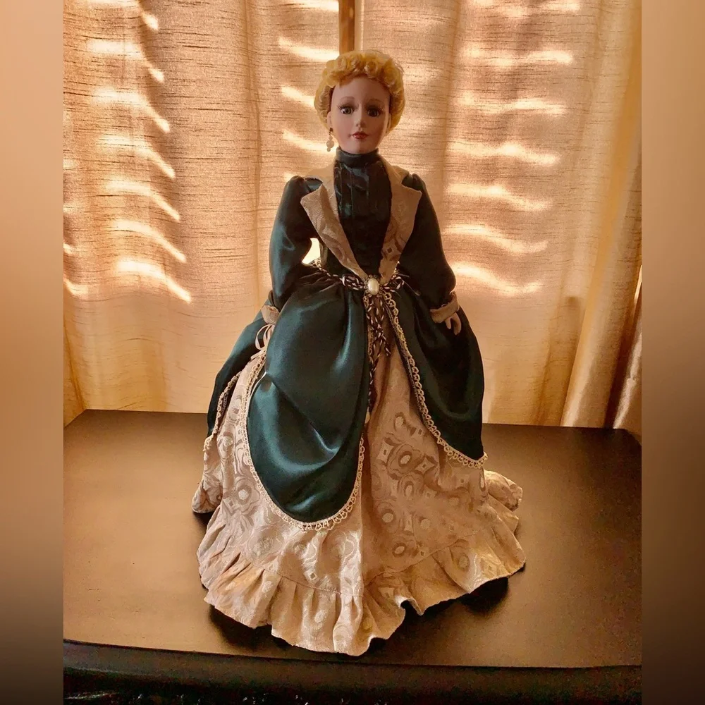 New in box. Elegant Victorian Porcelain Doll in Green and Cream Dress. Stand inc - Picture 4 of 13